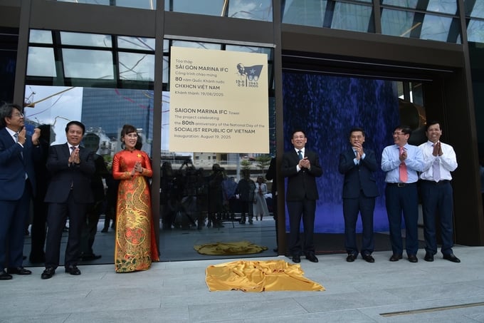 Phó thủ tướng Hồ Đức Phớc và các đại biểu thực hiện nghi thức khánh thành Trung tâm Tài chính Quốc tế Saigon Marina (Saigon Marina IFC) tại số 2 Tôn Đức Thắng, phường Sài Gòn. (Ảnh: VGP) Phó thủ tướng Hồ Đức Phớc và các đại biểu thực hiện nghi thức khánh thành Trung tâm Tài chính Quốc tế Saigon Marina (Saigon Marina IFC) tại số 2 Tôn Đức Thắng, phường Sài Gòn. (Ảnh: VGP) 
