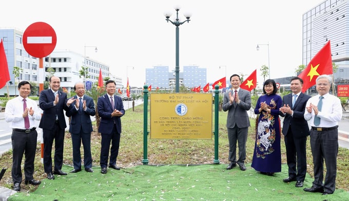 Phó thủ tướng Lê Thành Long và các đại biểu thực hiện nghi thức gắn biển khánh thành dự án Đại học Luật Hà Nội tại Bắc Ninh.(Ảnh: VGP) Phó thủ tướng Lê Thành Long và các đại biểu thực hiện nghi thức gắn biển khánh thành dự án Đại học Luật Hà Nội tại Bắc Ninh.(Ảnh: VGP) 