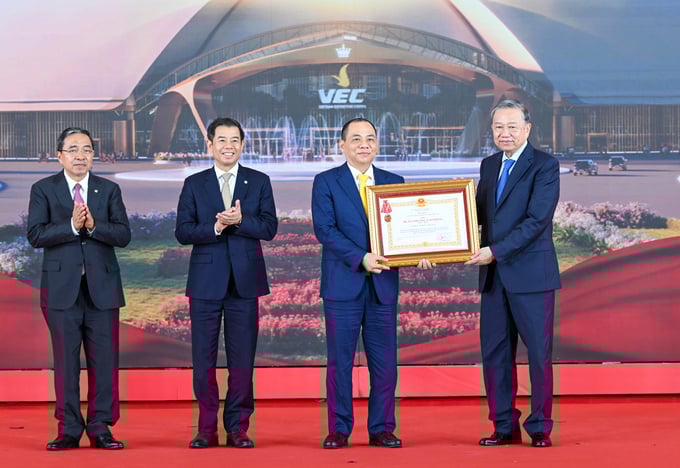 Tổng Bí thư Tô Lâm thay mặt lãnh đạo Đảng, Nhà nước trao tặng Huân chương Lao động hạng Nhất cho ông Phạm Nhật Vượng - Chủ tịch Tập đoàn Vingroup vì thành tích đặc biệt xuất sắc của Tập đoàn tại Trung tâm Hội chợ Triển lãm Quốc gia. Tổng Bí thư Tô Lâm thay mặt lãnh đạo Đảng, Nhà nước trao tặng Huân chương Lao động hạng Nhất cho ông Phạm Nhật Vượng - Chủ tịch Tập đoàn Vingroup vì thành tích đặc biệt xuất sắc của Tập đoàn tại Trung tâm Hội chợ Triển lãm Quốc gia.