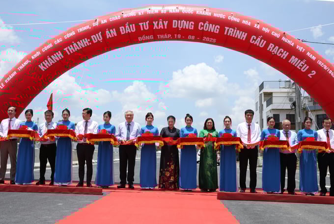 Nguyên Chủ tịch Quốc hội Nguyễn Thị Kim Ngân, Phó thủ tướng Thường trực Chính phủ Nguyễn Hòa Bình cùng các đại biểu cắt băng lễ khánh thành dự án cầu Rạch Miễu 2 vượt sông Tiền nối Đồng Tháp với Vĩnh Long. (Ảnh: VGP) Nguyên Chủ tịch Quốc hội Nguyễn Thị Kim Ngân, Phó thủ tướng Thường trực Chính phủ Nguyễn Hòa Bình cùng các đại biểu cắt băng lễ khánh thành dự án cầu Rạch Miễu 2 vượt sông Tiền nối Đồng Tháp với Vĩnh Long. (Ảnh: VGP) 