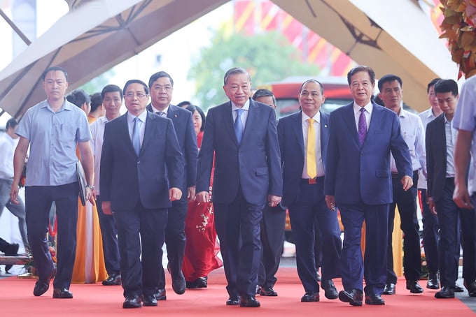 Tổng Bí thư Tô Lâm, Thủ tướng Chính phủ Phạm Minh Chính, nguyên Thủ tướng Chính phủ Nguyễn Tấn Dũng cùng các đại biểu tới dự lễ khởi công, khánh thành 250 công trình. (Ảnh: VGP) Tổng Bí thư Tô Lâm, Thủ tướng Chính phủ Phạm Minh Chính, nguyên Thủ tướng Chính phủ Nguyễn Tấn Dũng cùng các đại biểu tới dự lễ khởi công, khánh thành 250 công trình. (Ảnh: VGP)