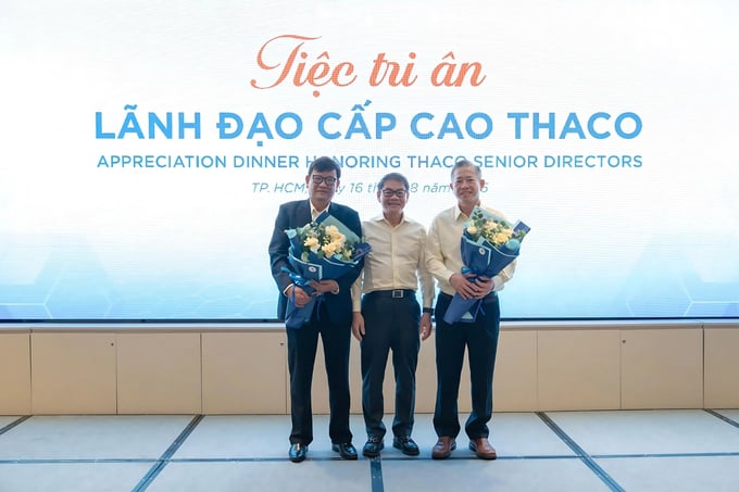 Chủ tịch Trần Bá Dương trao hoa tri ân Tổng giám đốc Phạm Văn Tài và Giám đốc cấp cap phụ trách Văn hóa - Truyền thông Nguyễn Một về hưu. Chủ tịch Trần Bá Dương trao hoa tri ân Tổng giám đốc Phạm Văn Tài và Giám đốc cấp cap phụ trách Văn hóa - Truyền thông Nguyễn Một về hưu.