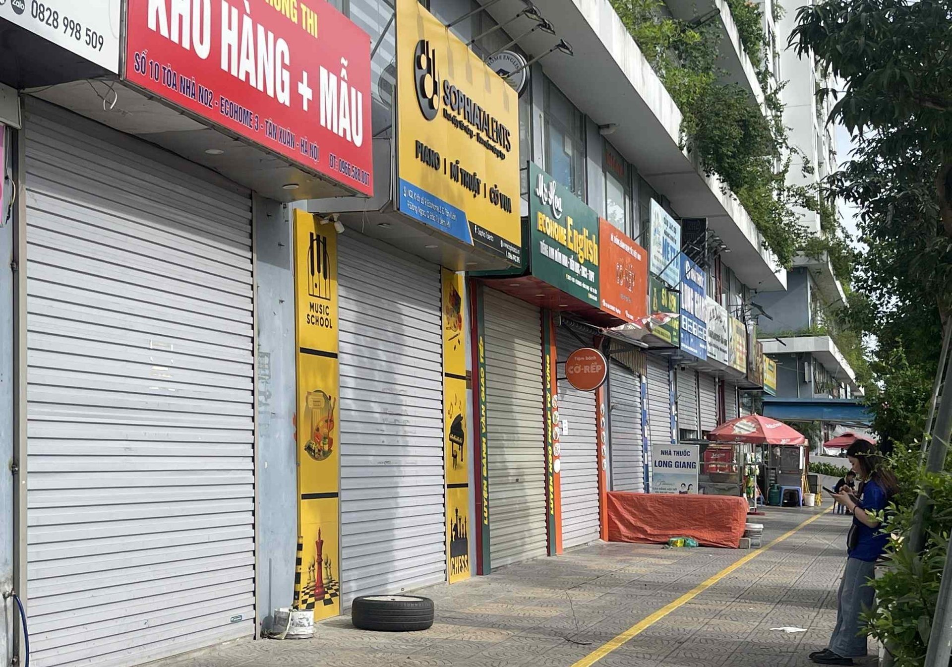 Shophouse chân đế chung cư vắng khách thuê giữa phố lớn. Shophouse chân đế chung cư vắng khách thuê giữa phố lớn.