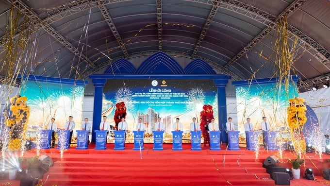 Các đại biểu thực hiện nghi thức khởi công dự án Khu đô thị hỗn hợp Nha Trang Các đại biểu thực hiện nghi thức khởi công dự án Khu đô thị hỗn hợp Nha Trang