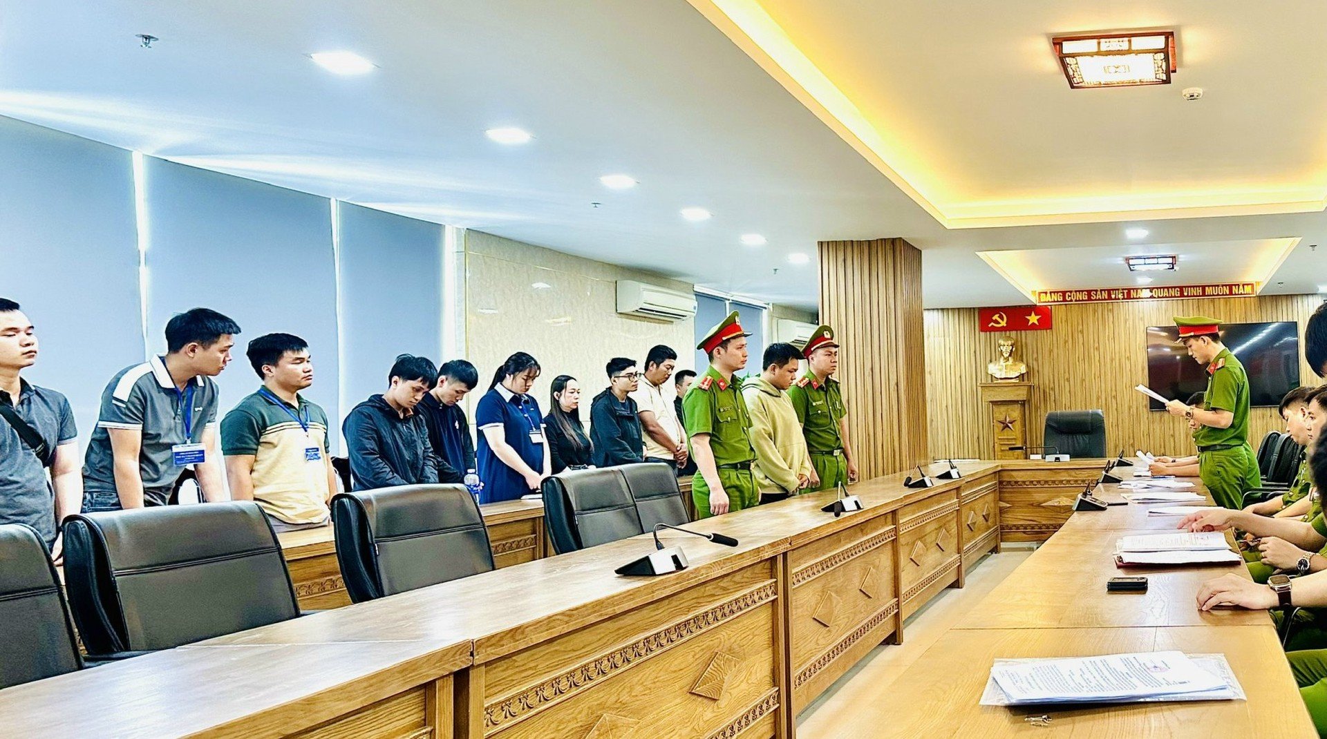 Công an Đà Nẵng khởi tố các đối tượng trong đường dây rửa tiền Công an Đà Nẵng khởi tố các đối tượng trong đường dây rửa tiền 