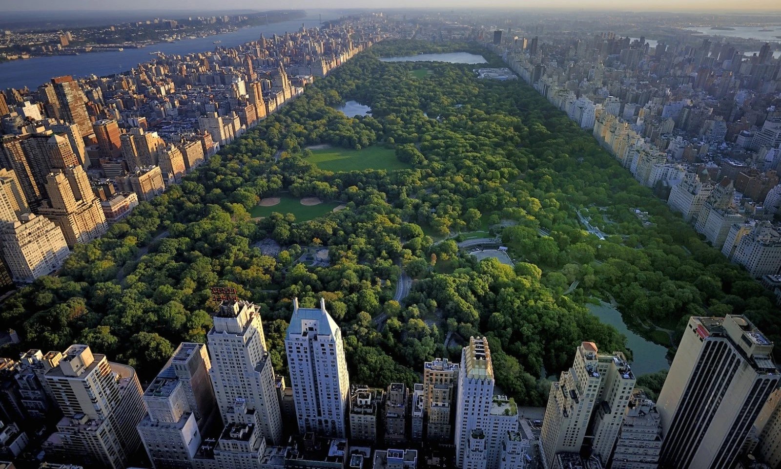 Central Park rộng khoảng 341ha, là một trong những công viên giữa lòng đô thị nổi tiếng nước Mỹ. Central Park rộng khoảng 341ha, là một trong những công viên giữa lòng đô thị nổi tiếng nước Mỹ. 