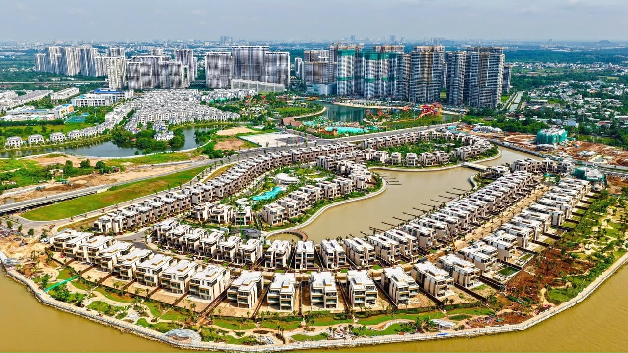 Mở rộng đất làm dự án nhà ở thương mại: Nguy cơ 'cởi trói hàng loạt' nếu thiếu cơ chế kiểm soát - Ảnh 1 Mở rộng đất làm dự án nhà ở thương mại: Nguy cơ 'cởi trói hàng loạt' nếu thiếu cơ chế kiểm soát - Ảnh 1