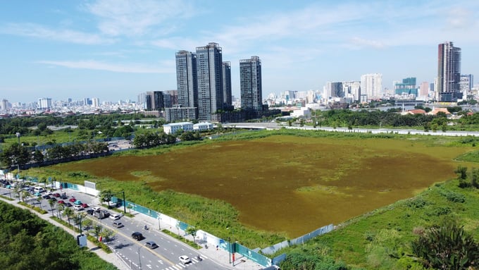 Trong quá trình triển khai, Lotte Properties HCMC đã kiến nghị UBND Tp.HCM nhiều vấn đề như: điều chỉnh tổng mức đầu tư lên 57.000 tỷ đồng; thay đổi thành phần và tỷ lệ góp vốn giữa các công ty con của Tập đoàn Lotte trong liên danh; gia hạn tiến độ và tháo gỡ vướng mắc pháp lý. Trong quá trình triển khai, Lotte Properties HCMC đã kiến nghị UBND Tp.HCM nhiều vấn đề như: điều chỉnh tổng mức đầu tư lên 57.000 tỷ đồng; thay đổi thành phần và tỷ lệ góp vốn giữa các công ty con của Tập đoàn Lotte trong liên danh; gia hạn tiến độ và tháo gỡ vướng mắc pháp lý.