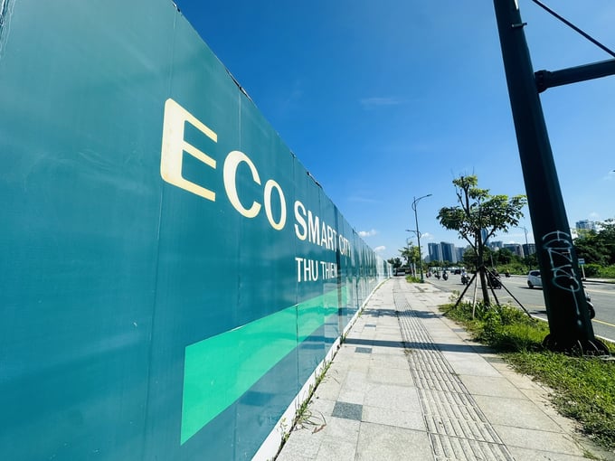 Sau 3 năm kể từ ngày làm lễ động thổ, dự án Eco Smart City mới chỉ tiến hành san lấp mặt bằng và làm hàng rào xung quanh. Sau 3 năm kể từ ngày làm lễ động thổ, dự án Eco Smart City mới chỉ tiến hành san lấp mặt bằng và làm hàng rào xung quanh.