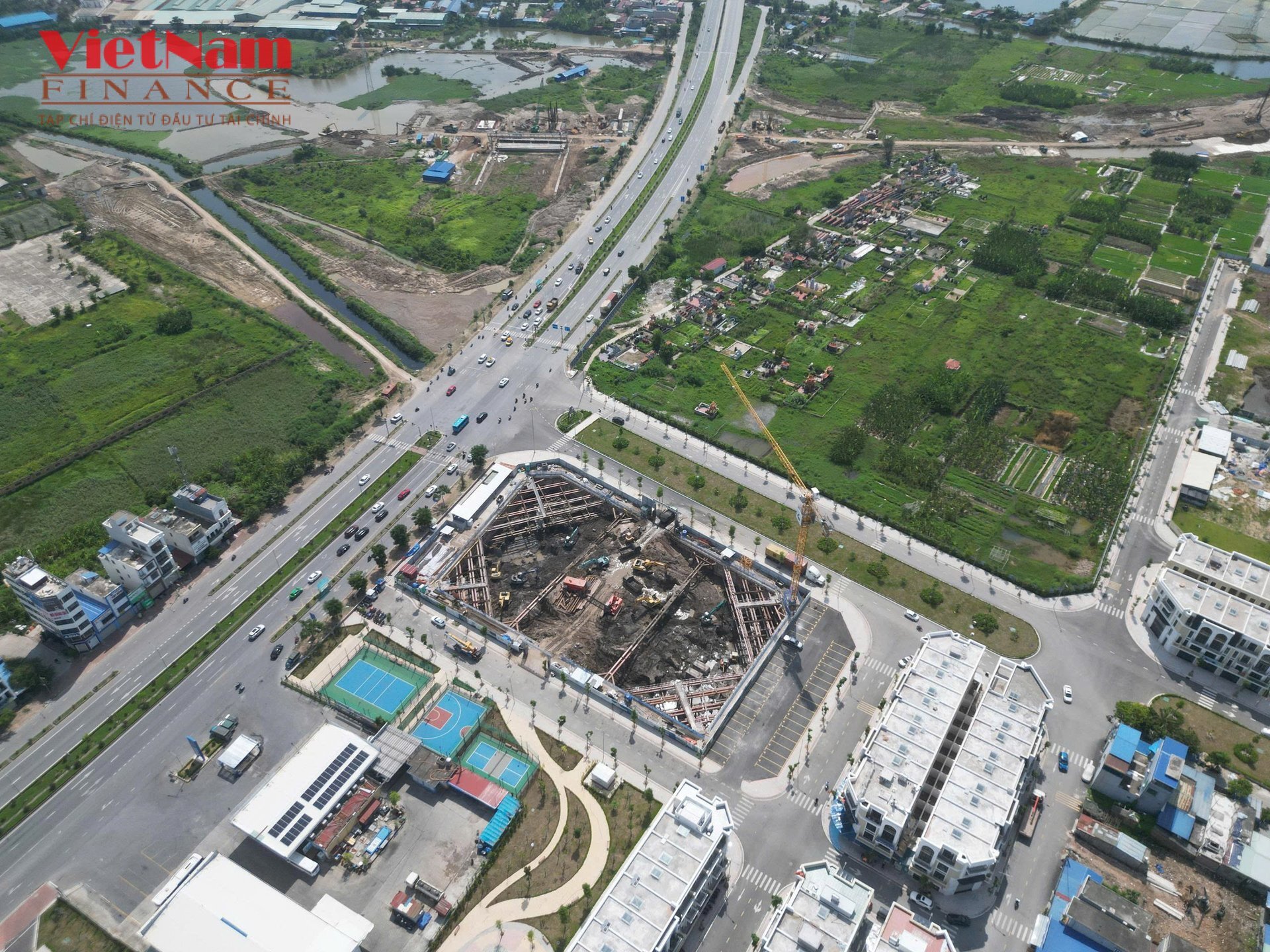 Hiện trạng thi công công trình với diện tích lô đất là 6.117 m2, mật độ xây dựng 58,9%. Hiện trạng thi công công trình với diện tích lô đất là 6.117 m2, mật độ xây dựng 58,9%.