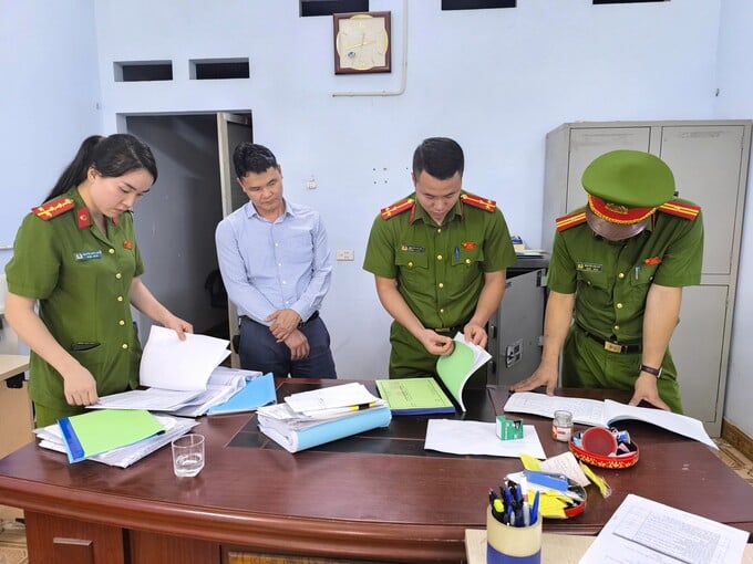 Cơ quan Công an khám xét nơi làm việc của đối tượng Bùi Văn Hưng. Cơ quan Công an khám xét nơi làm việc của đối tượng Bùi Văn Hưng.