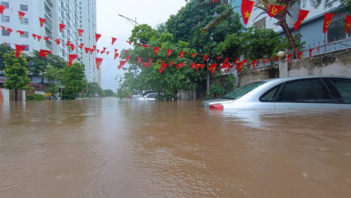 Hai ngày sau bão, loạt chung cư Hà Nội vẫn 'thất thủ' trong biển nước - Ảnh 2 Hai ngày sau bão, loạt chung cư Hà Nội vẫn 'thất thủ' trong biển nước - Ảnh 2