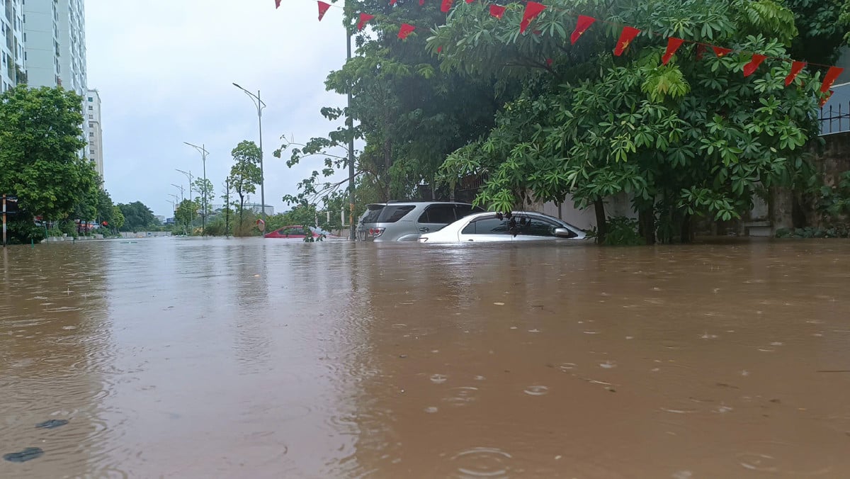 Hai ngày sau bão, loạt chung cư Hà Nội vẫn 'thất thủ' trong biển nước - Ảnh 4 Hai ngày sau bão, loạt chung cư Hà Nội vẫn 'thất thủ' trong biển nước - Ảnh 4