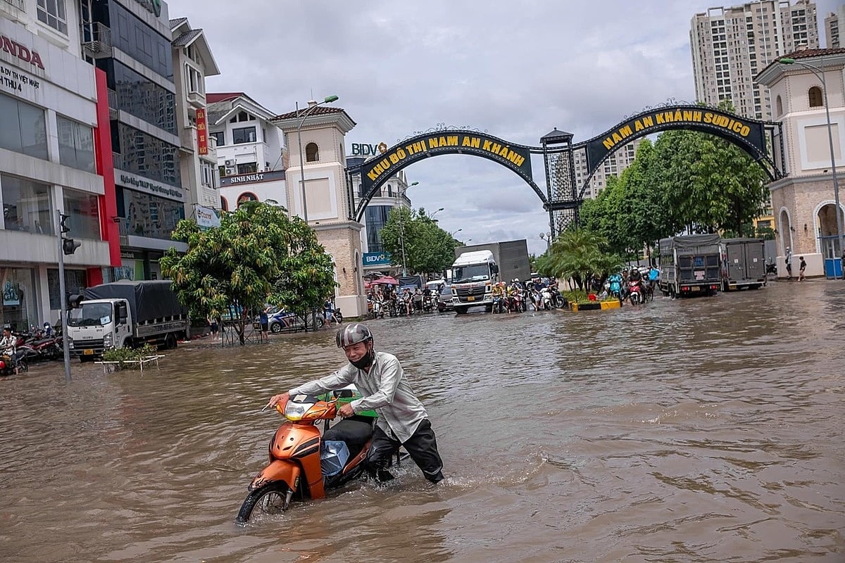 Khu vực cổng vào làng biệt thự ghi nhận nhiều xe chết máy. Khu vực cổng vào "làng biệt thự" ghi nhận nhiều xe chết máy.