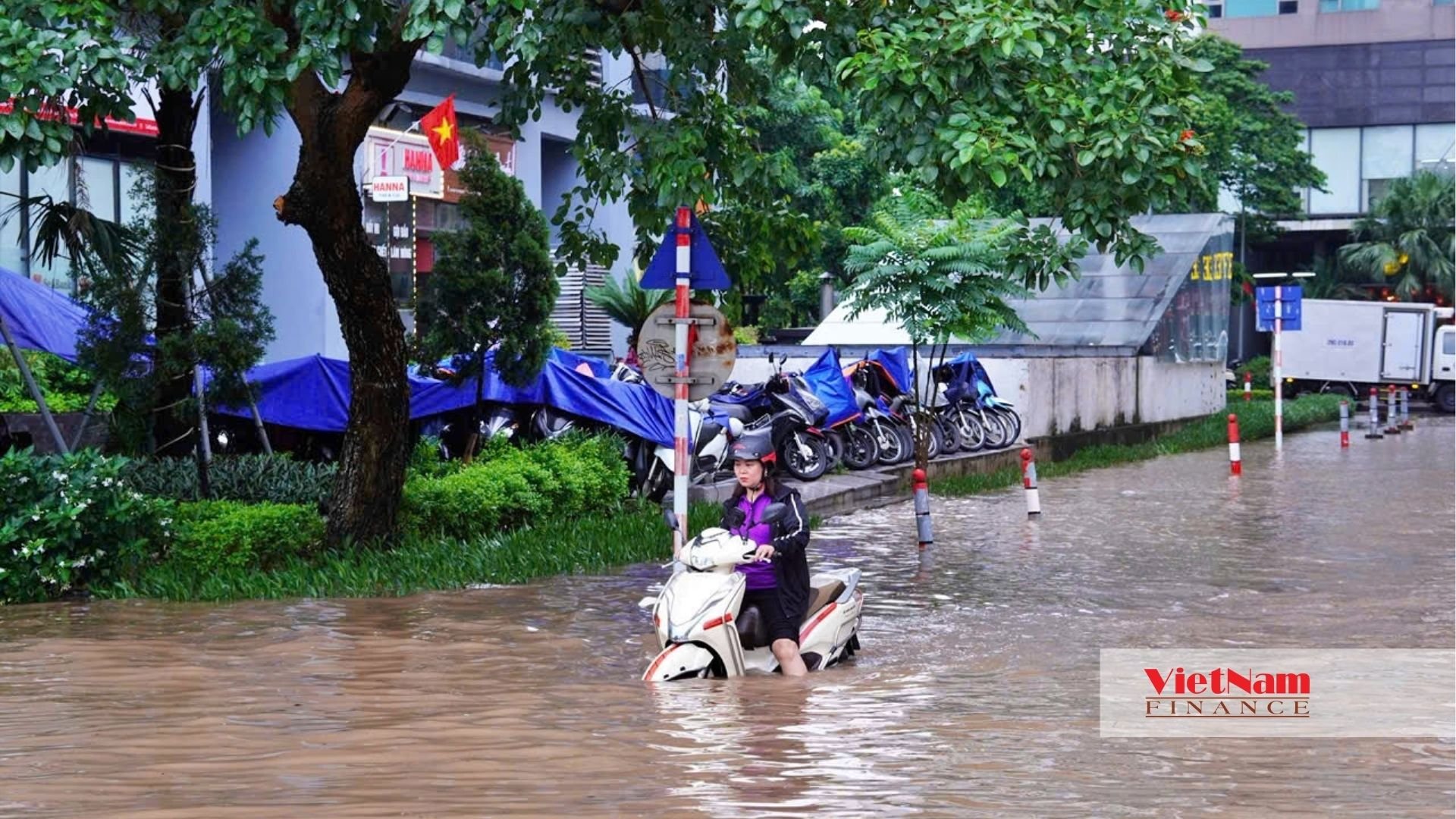 Khu Ngoại giao đoàn thành rốn ngập: Giá nhà cao kỷ lục, mưa lớn phố thành sông - Ảnh 13 Khu Ngoại giao đoàn thành rốn ngập: Giá nhà cao kỷ lục, mưa lớn phố thành sông - Ảnh 13