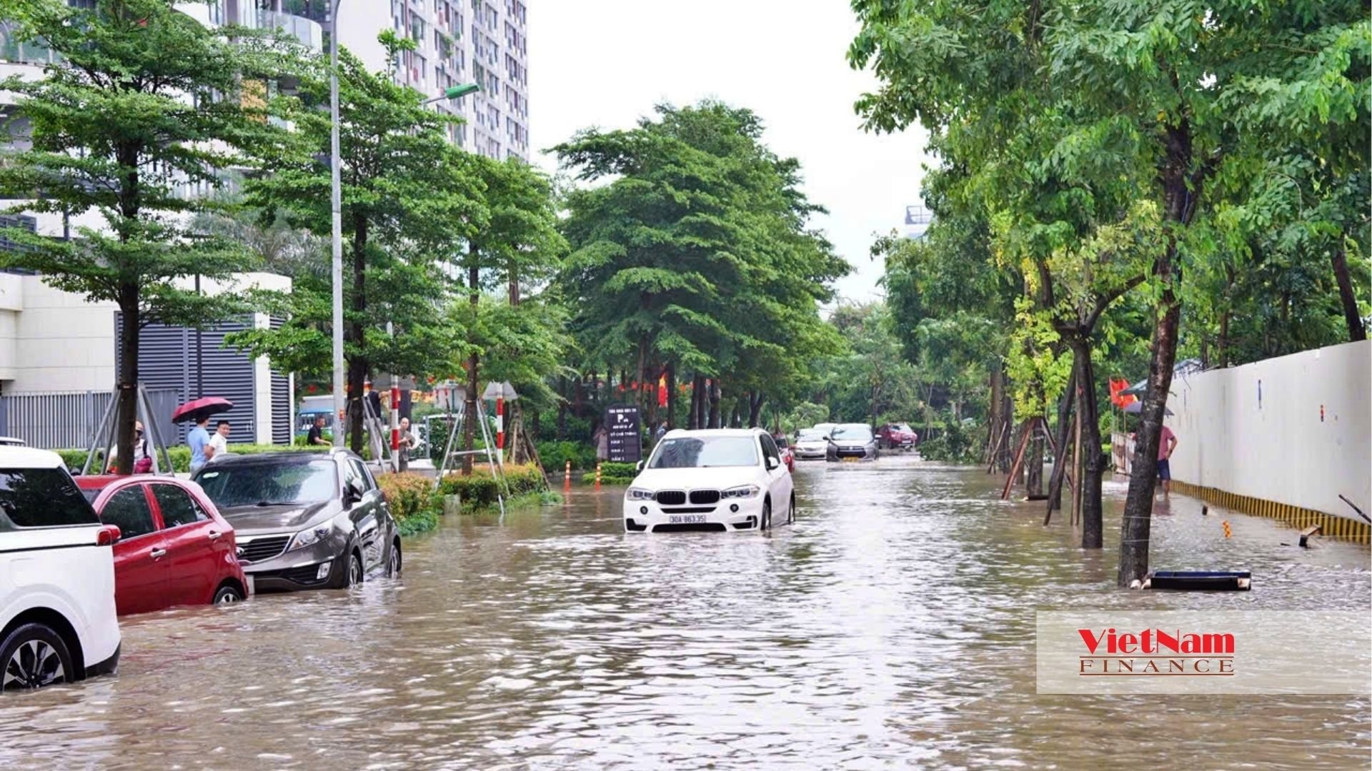 Khu Ngoại giao đoàn thành rốn ngập: Giá nhà cao kỷ lục, mưa lớn phố thành sông - Ảnh 3 Khu Ngoại giao đoàn thành rốn ngập: Giá nhà cao kỷ lục, mưa lớn phố thành sông - Ảnh 3