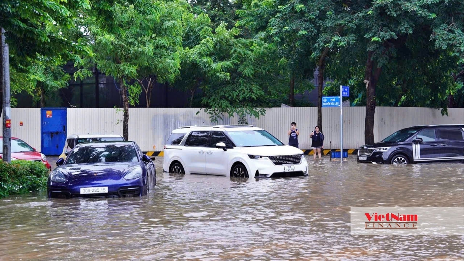 Khu Ngoại giao đoàn thành rốn ngập: Giá nhà cao kỷ lục, mưa lớn phố thành sông - Ảnh 4 Khu Ngoại giao đoàn thành rốn ngập: Giá nhà cao kỷ lục, mưa lớn phố thành sông - Ảnh 4