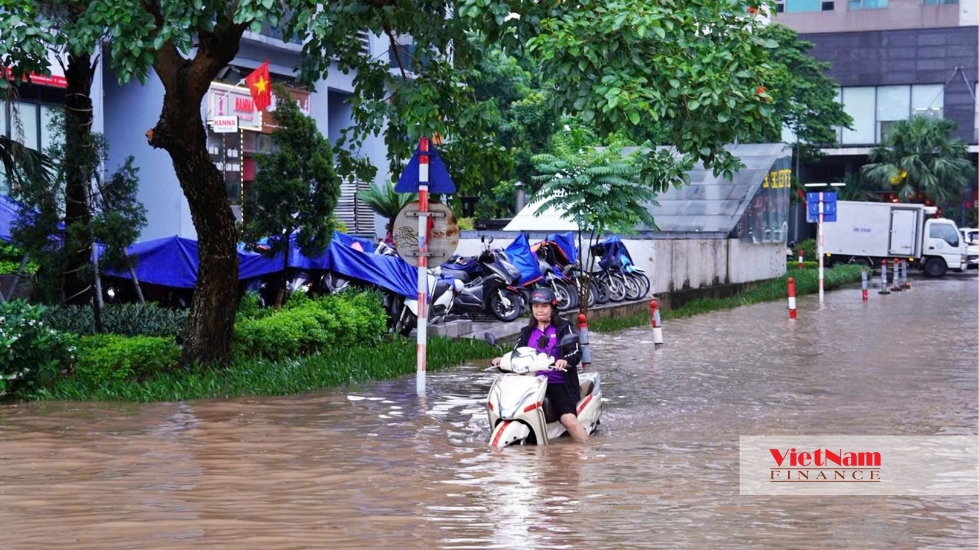 Khu Ngoại giao đoàn thành rốn ngập: Giá nhà cao kỷ lục, mưa lớn phố thành sông - Ảnh 14 Khu Ngoại giao đoàn thành rốn ngập: Giá nhà cao kỷ lục, mưa lớn phố thành sông - Ảnh 14