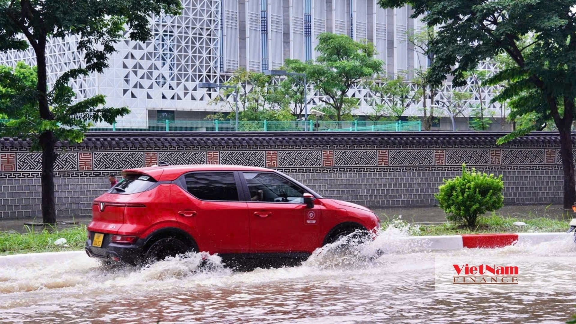 Khu Ngoại giao đoàn thành rốn ngập: Giá nhà cao kỷ lục, mưa lớn phố thành sông - Ảnh 12 Khu Ngoại giao đoàn thành rốn ngập: Giá nhà cao kỷ lục, mưa lớn phố thành sông - Ảnh 12