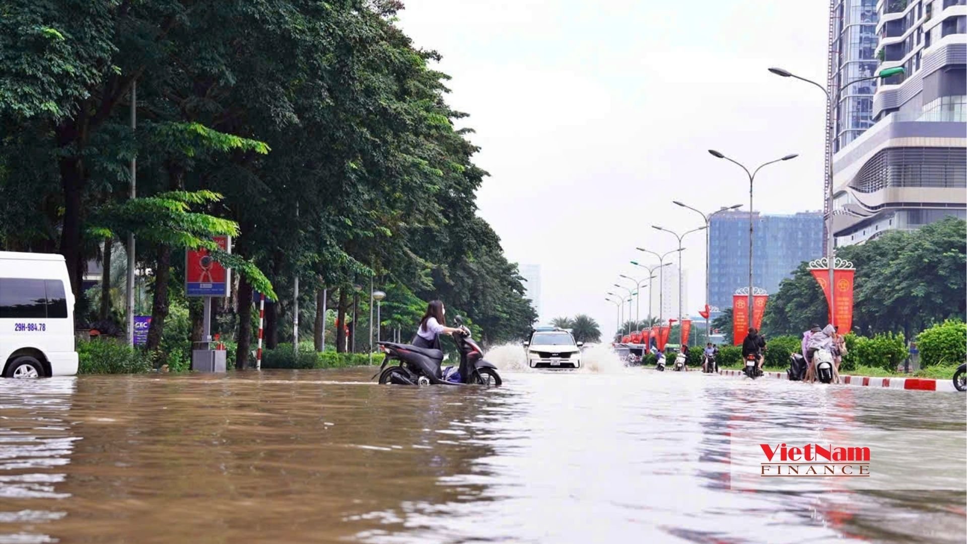 Khu Ngoại giao đoàn thành rốn ngập: Giá nhà cao kỷ lục, mưa lớn phố thành sông - Ảnh 8 Khu Ngoại giao đoàn thành rốn ngập: Giá nhà cao kỷ lục, mưa lớn phố thành sông - Ảnh 8