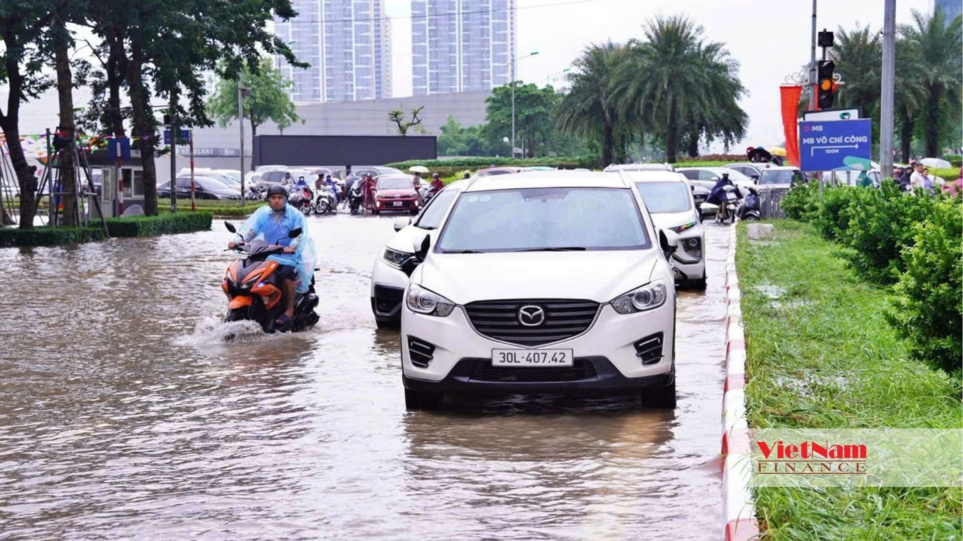 Khu Ngoại giao đoàn thành rốn ngập: Giá nhà cao kỷ lục, mưa lớn phố thành sông - Ảnh 5 Khu Ngoại giao đoàn thành rốn ngập: Giá nhà cao kỷ lục, mưa lớn phố thành sông - Ảnh 5