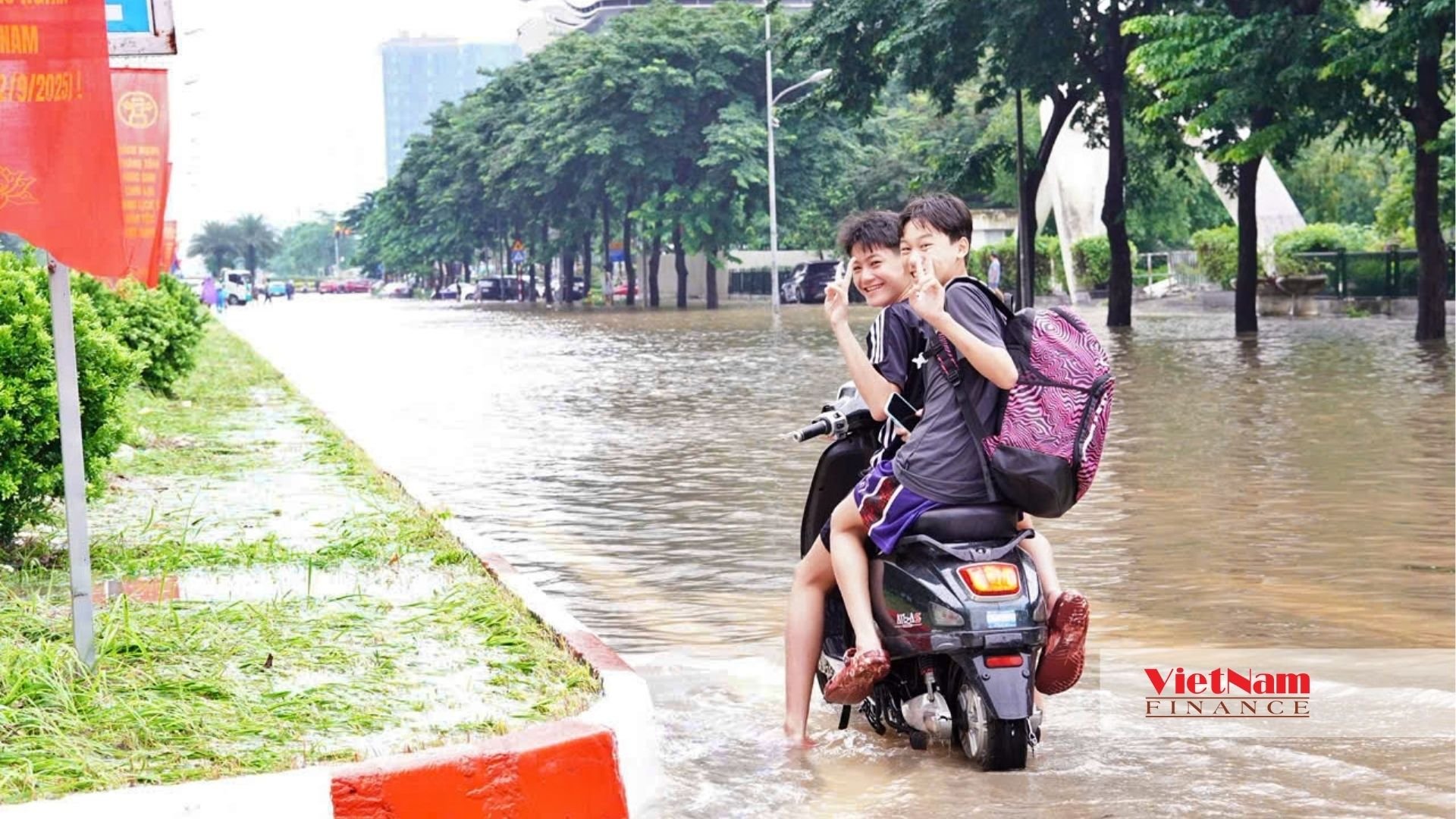 Khu Ngoại giao đoàn thành rốn ngập: Giá nhà cao kỷ lục, mưa lớn phố thành sông - Ảnh 21 Khu Ngoại giao đoàn thành rốn ngập: Giá nhà cao kỷ lục, mưa lớn phố thành sông - Ảnh 21