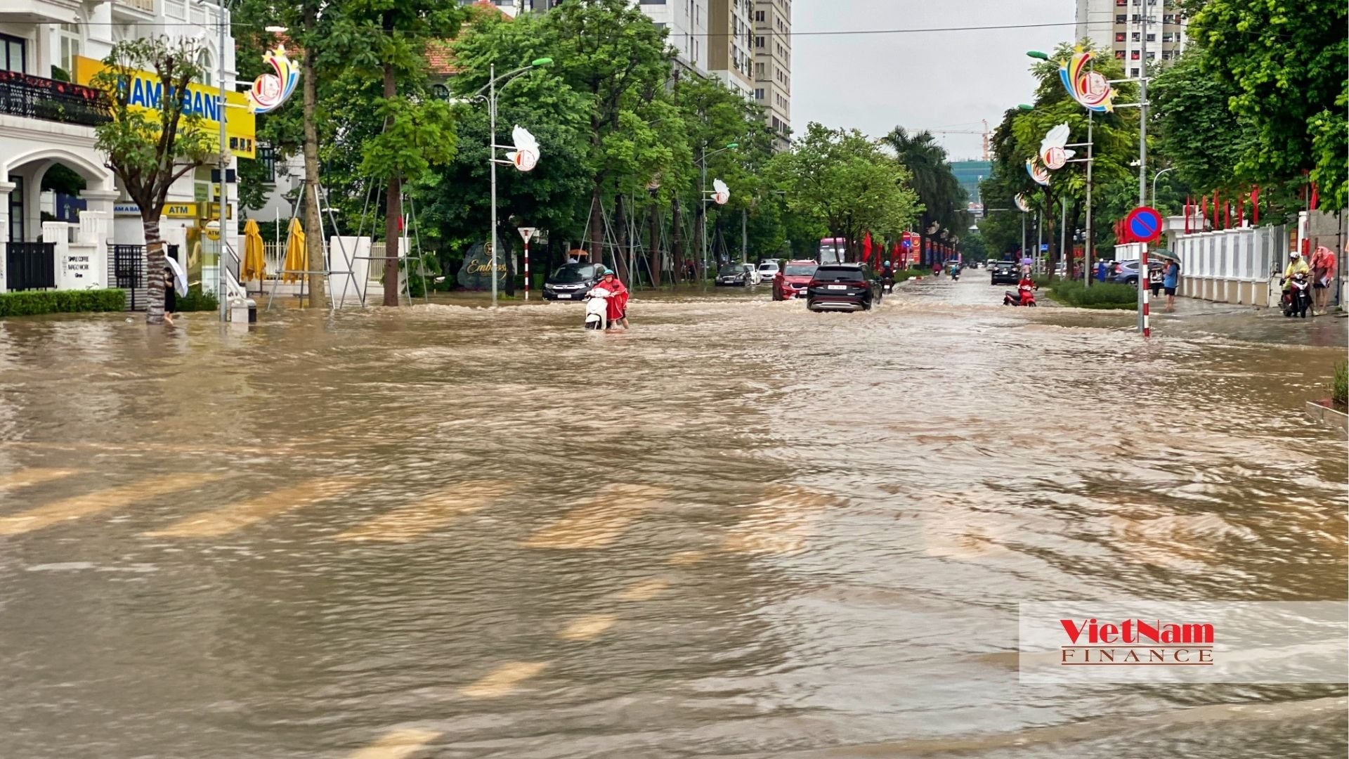 Khu Ngoại giao đoàn thành rốn ngập: Giá nhà cao kỷ lục, mưa lớn phố thành sông - Ảnh 17 Khu Ngoại giao đoàn thành rốn ngập: Giá nhà cao kỷ lục, mưa lớn phố thành sông - Ảnh 17