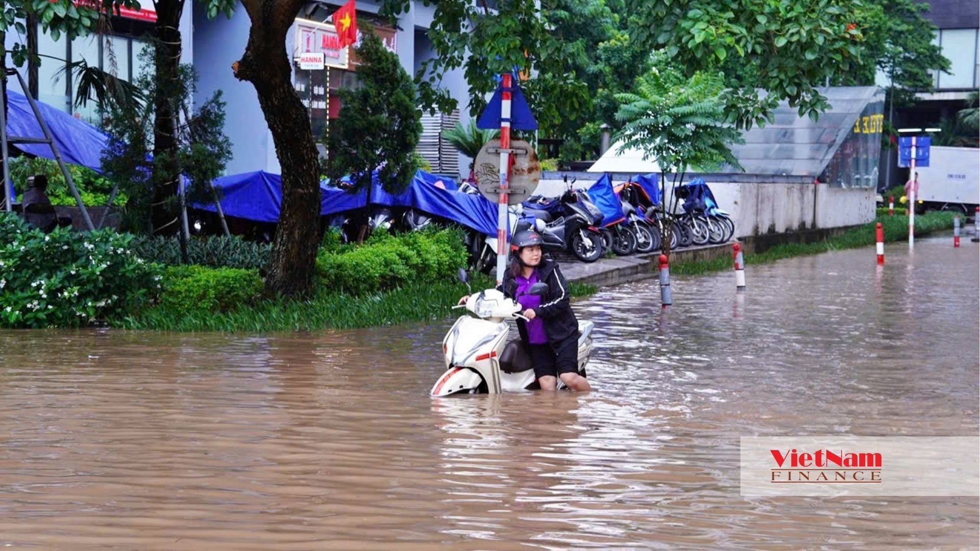 Khu Ngoại giao đoàn thành rốn ngập: Giá nhà cao kỷ lục, mưa lớn phố thành sông - Ảnh 15 Khu Ngoại giao đoàn thành rốn ngập: Giá nhà cao kỷ lục, mưa lớn phố thành sông - Ảnh 15