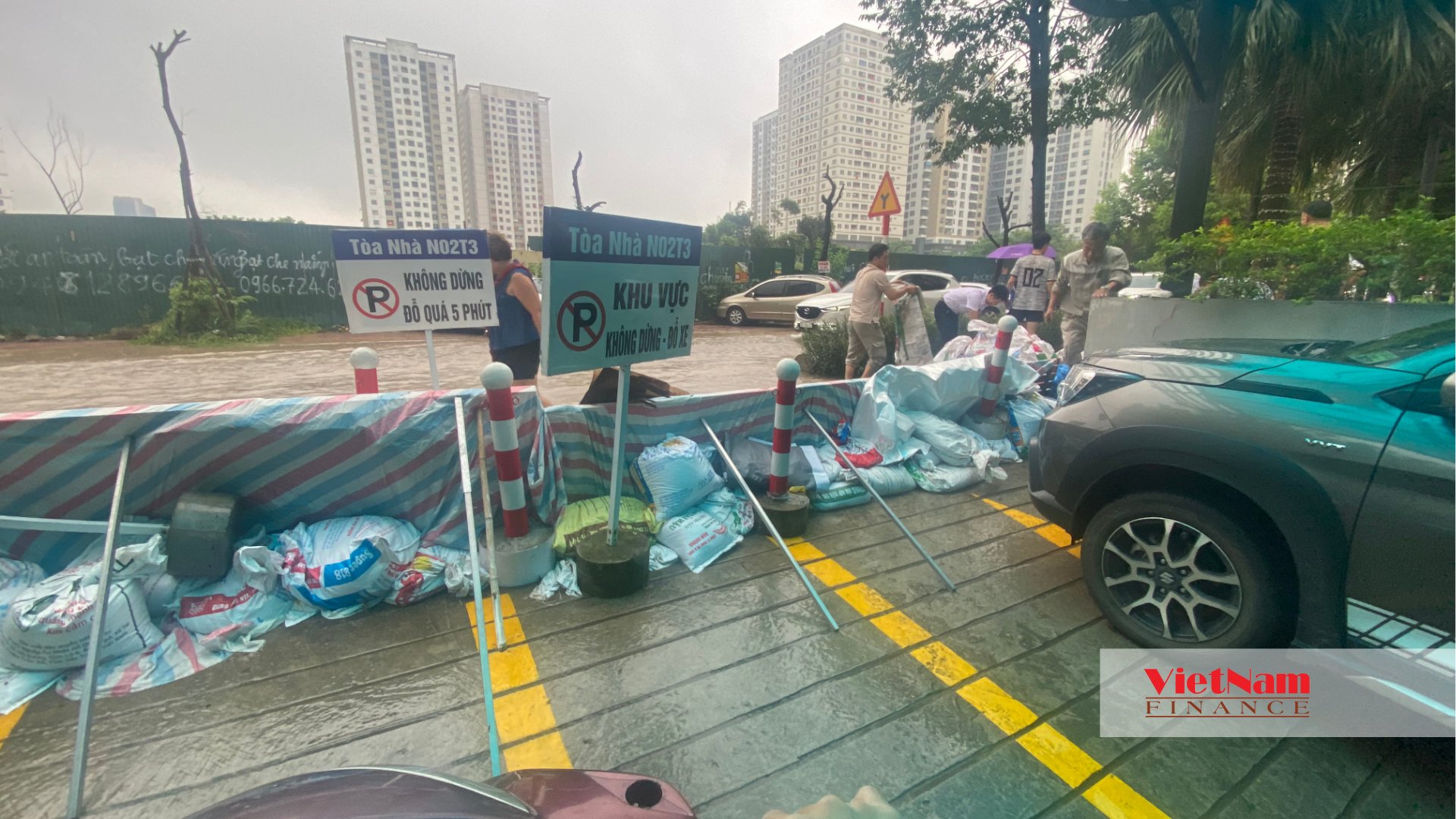 Khu Ngoại giao đoàn thành rốn ngập: Giá nhà cao kỷ lục, mưa lớn phố thành sông - Ảnh 18 Khu Ngoại giao đoàn thành rốn ngập: Giá nhà cao kỷ lục, mưa lớn phố thành sông - Ảnh 18