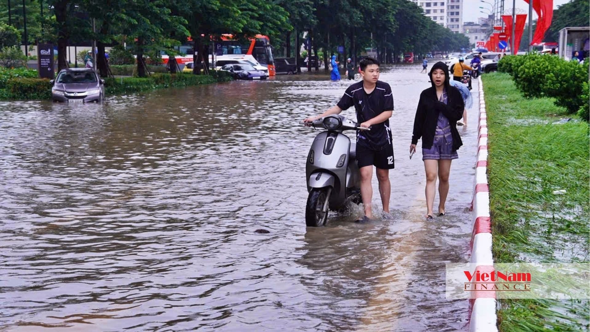 Khu Ngoại giao đoàn thành rốn ngập: Giá nhà cao kỷ lục, mưa lớn phố thành sông - Ảnh 10 Khu Ngoại giao đoàn thành rốn ngập: Giá nhà cao kỷ lục, mưa lớn phố thành sông - Ảnh 10