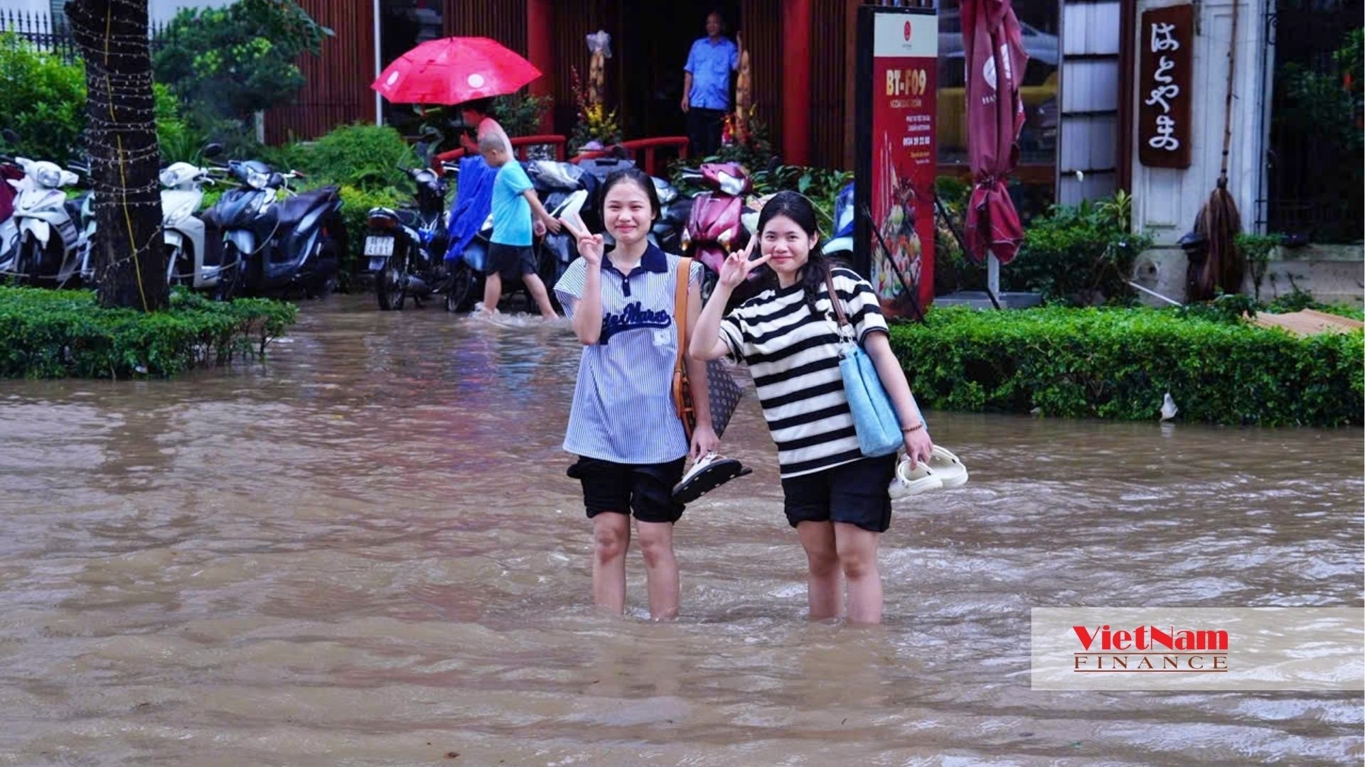 Khu Ngoại giao đoàn thành rốn ngập: Giá nhà cao kỷ lục, mưa lớn phố thành sông - Ảnh 19 Khu Ngoại giao đoàn thành rốn ngập: Giá nhà cao kỷ lục, mưa lớn phố thành sông - Ảnh 19