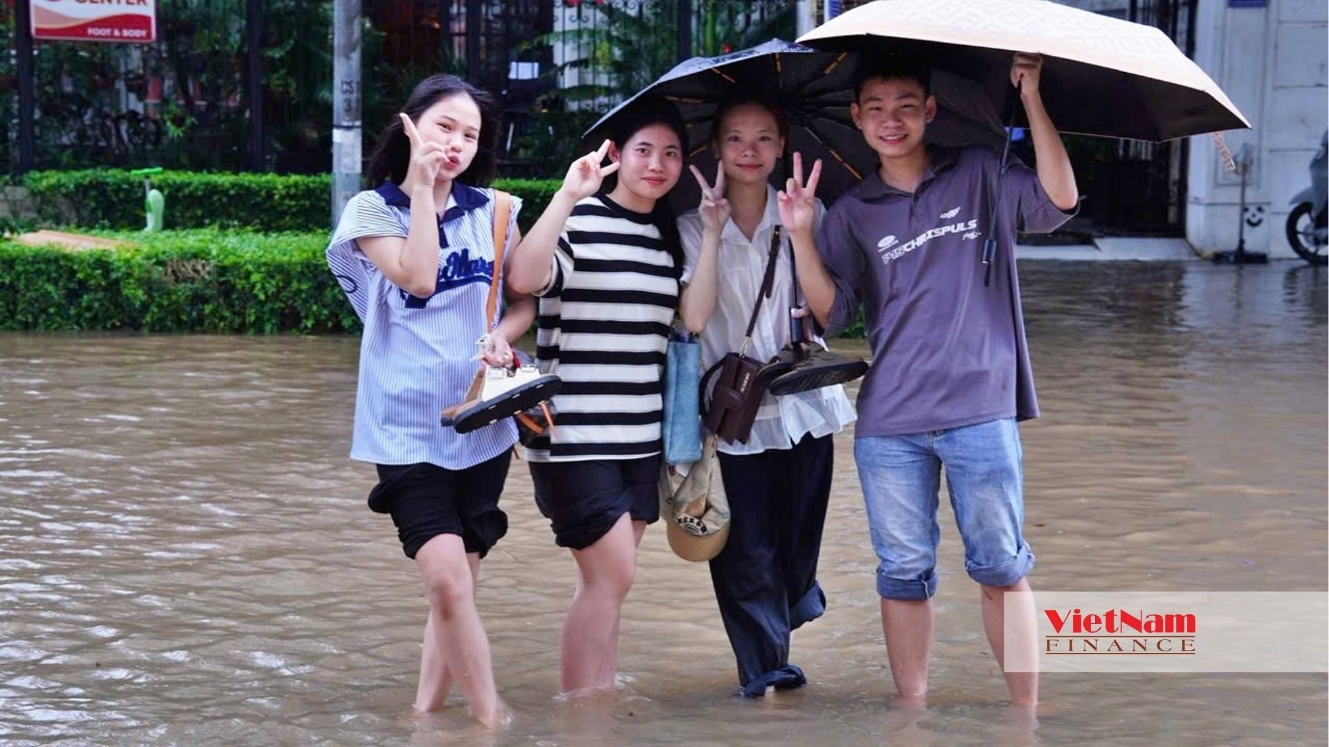 Khu Ngoại giao đoàn thành rốn ngập: Giá nhà cao kỷ lục, mưa lớn phố thành sông - Ảnh 20 Khu Ngoại giao đoàn thành rốn ngập: Giá nhà cao kỷ lục, mưa lớn phố thành sông - Ảnh 20