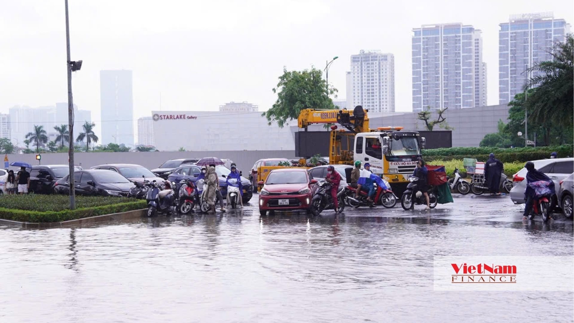 Khu Ngoại giao đoàn thành rốn ngập: Giá nhà cao kỷ lục, mưa lớn phố thành sông - Ảnh 2 Khu Ngoại giao đoàn thành rốn ngập: Giá nhà cao kỷ lục, mưa lớn phố thành sông - Ảnh 2