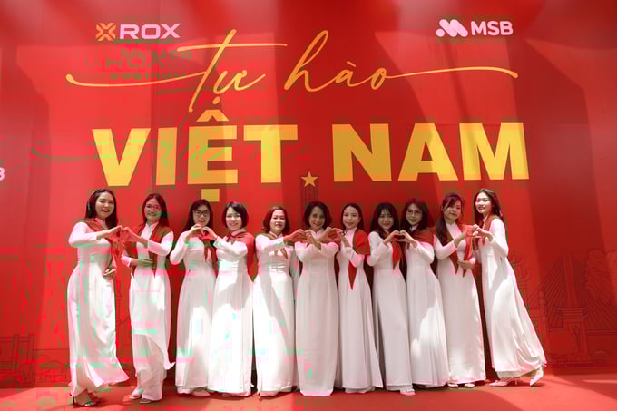 ROX Tower rực rỡ cờ hoa, lan tỏa tinh thần tự hào Việt Nam - Ảnh 3 ROX Tower rực rỡ cờ hoa, lan tỏa tinh thần tự hào Việt Nam - Ảnh 3
