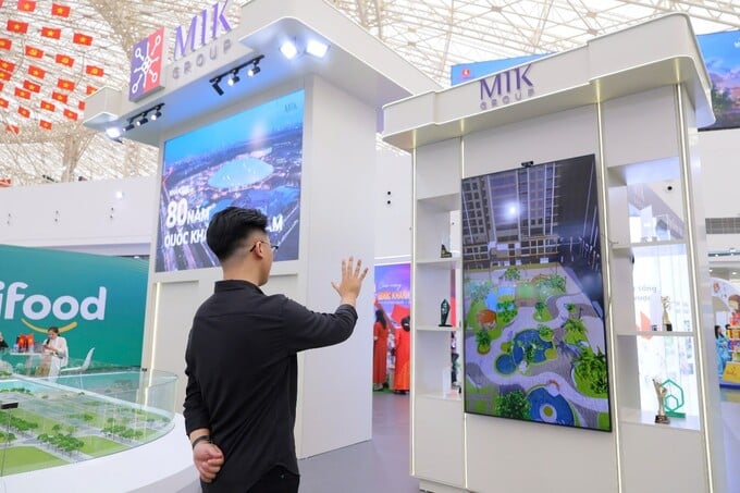Khách tham quan hào hứng trải nghiệm công nghệ tương tác không chạm Khách tham quan hào hứng trải nghiệm công nghệ tương tác không chạm