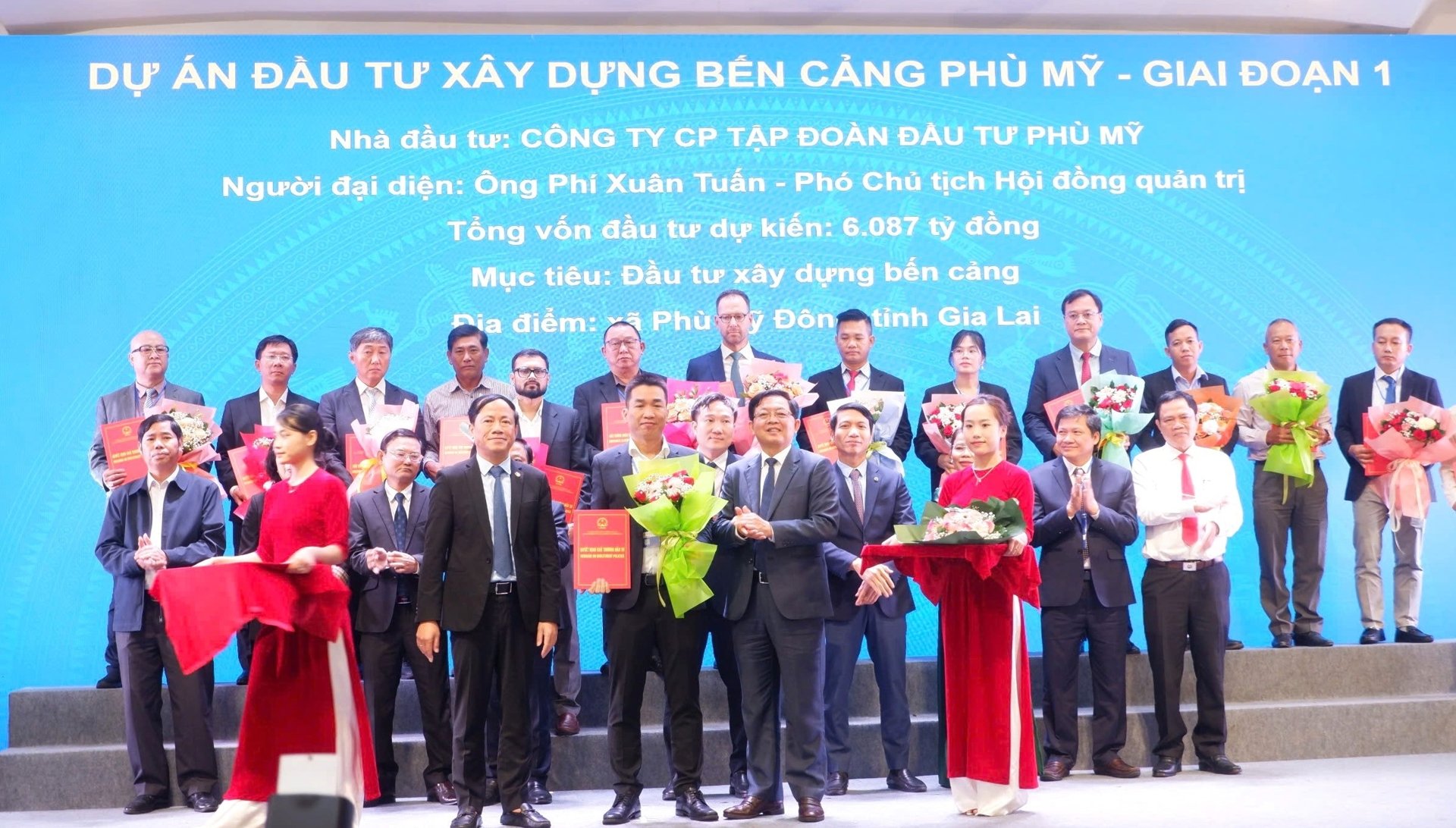 Lãnh đạo tỉnh Gia Lai trao quyết định chủ trương đầu tư và giấy chứng nhận đầu tư cho các doanh nghiệp. Lãnh đạo tỉnh Gia Lai trao quyết định chủ trương đầu tư và giấy chứng nhận đầu tư cho các doanh nghiệp. 
