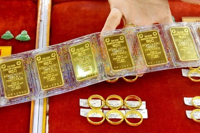 Giá vàng nhẫn tại Doji cũng tăng 400.000 đồng/lượng ở cả 2 chiều, kéo giá mua - bán lên mức 120,6-123,6 triệu đồng/lượng. Giá vàng nhẫn tại Doji cũng tăng 400.000 đồng/lượng ở cả 2 chiều, kéo giá mua - bán lên mức 120,6-123,6 triệu đồng/lượng.