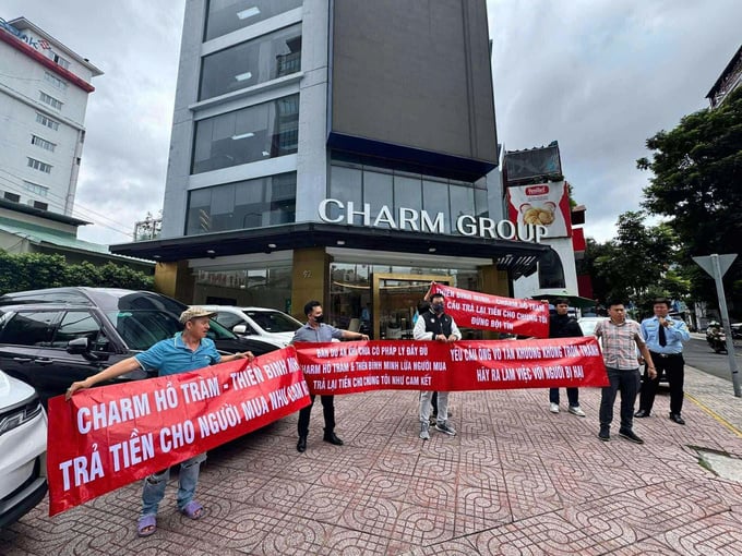 Khách hàng đầu tư dự án Charm Resort Hồ Tràm căng băng rôn ngay tại trụ sở Charm Group hồi cuối tháng 7/2025 Khách hàng đầu tư dự án Charm Resort Hồ Tràm căng băng rôn ngay tại trụ sở Charm Group hồi cuối tháng 7/2025