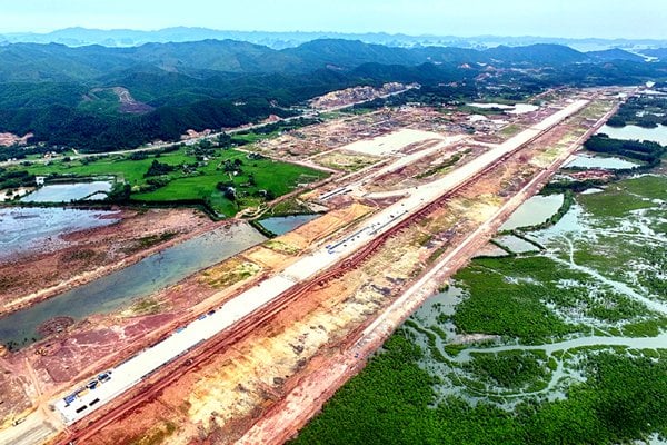 Nhà đầu tư cần tỉnh táo lựa chọn sản phẩm có pháp lý minh bạch, hạ tầng rõ ràng và chiến lược phù hợp để không “đu đỉnh” giữa làn sóng săn đất sôi động. Ảnh minh họa. Nhà đầu tư cần tỉnh táo lựa chọn sản phẩm có pháp lý minh bạch, hạ tầng rõ ràng và chiến lược phù hợp để không “đu đỉnh” giữa làn sóng săn đất sôi động. Ảnh minh họa.