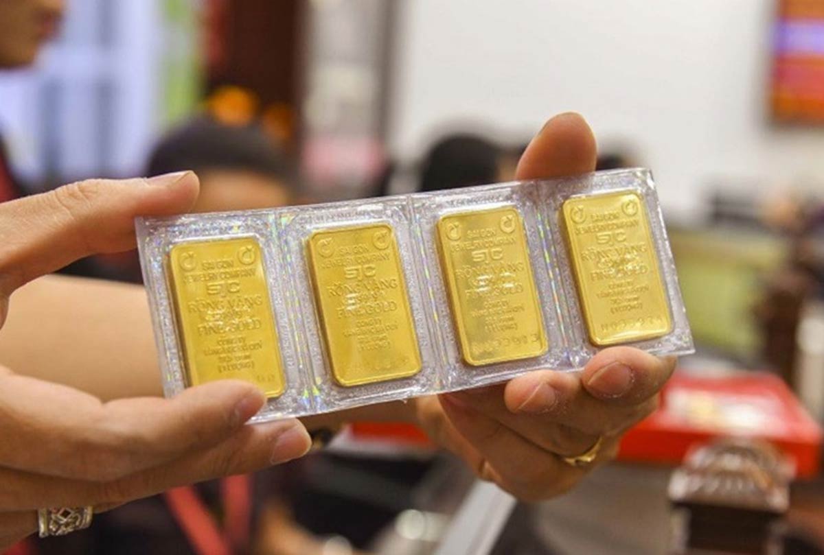 Giá vàng đang ở mức cao chưa từng có. Nhiều người băn khoăn có nên “xuống tiền” lúc này hay chờ một nhịp điều chỉnh? Giá vàng đang ở mức cao chưa từng có. Nhiều người băn khoăn có nên “xuống tiền” lúc này hay chờ một nhịp điều chỉnh?