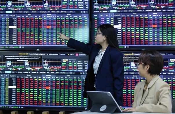 VN-Index rơi tự do sau khi chinh phục đỉnh lịch sử 1.700 điểm. VN-Index "rơi tự do" sau khi chinh phục đỉnh lịch sử 1.700 điểm.