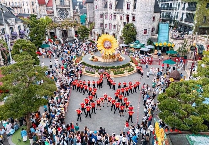 Sun World Ba Na Hills đón hàng nghìn lượt khách trong kỳ nghỉ lễ 2/9 (ảnh Thanh Sơn) Sun World Ba Na Hills đón hàng nghìn lượt khách trong kỳ nghỉ lễ 2/9 (ảnh Thanh Sơn)