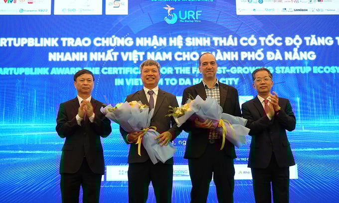 Tp. Đà Nẵng nhận chứng nhận Hệ sinh thái tăng trưởng nhanh nhất Việt Nam năm 2025 tại Ngày hội Khởi nghiệp đổi mới sáng tạo Tp. Đà Nẵng - SURF 2025 Tp. Đà Nẵng nhận chứng nhận "Hệ sinh thái tăng trưởng nhanh nhất Việt Nam năm 2025" tại Ngày hội Khởi nghiệp đổi mới sáng tạo Tp. Đà Nẵng - SURF 2025