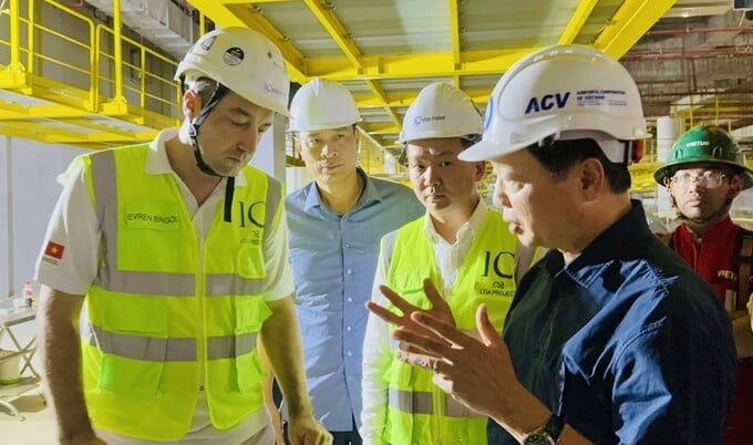Phó Thủ tướng Trần Hồng Hà yêu cầu giữ nguyên đường găng tiến độ, bảo đảm khánh thành dự án vào ngày 19/12. Phó Thủ tướng Trần Hồng Hà yêu cầu giữ nguyên đường găng tiến độ, bảo đảm khánh thành dự án vào ngày 19/12.