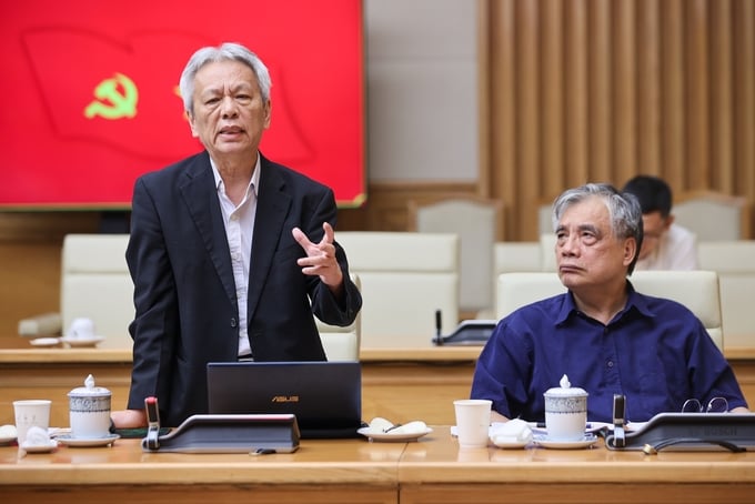 Tiến sĩ Nguyễn Sĩ Dũng, nguyên Phó chủ nhiệm Văn phòng Quốc hội, Thành viên Hội đồng Tư vấn chính sách phát biểu. Tiến sĩ Nguyễn Sĩ Dũng, nguyên Phó chủ nhiệm Văn phòng Quốc hội, Thành viên Hội đồng Tư vấn chính sách phát biểu.