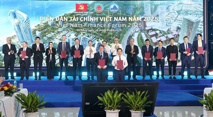 Trao biên bản ghi nhớ hợp tác tại Diễn đàn Tài chính Việt Năm năm 2025 (ảnh MQ) Trao biên bản ghi nhớ hợp tác tại Diễn đàn Tài chính Việt Năm năm 2025 (ảnh MQ)