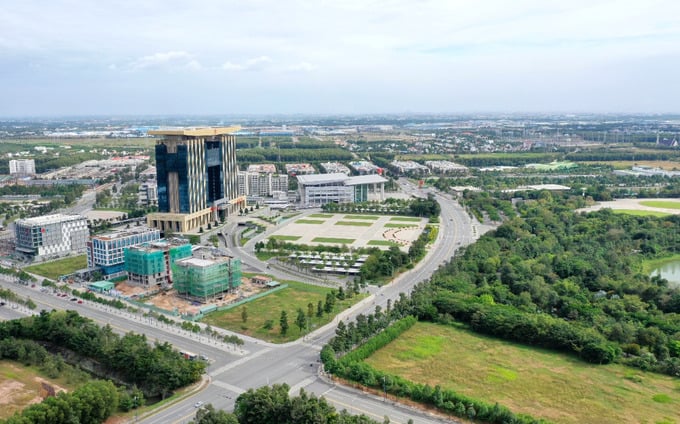 Bức tranh bất động sản phía Nam đang dần sáng rõ hơn, không còn là sự hồi phục đơn lẻ mà là tín hiệu của một chu kỳ tăng trưởng bền vững nếu doanh nghiệp và nhà đầu tư giữ được sự tỉnh táo và chiến lược đúng đắn. Ảnh minh họa. Bức tranh bất động sản phía Nam đang dần sáng rõ hơn, không còn là sự hồi phục đơn lẻ mà là tín hiệu của một chu kỳ tăng trưởng bền vững nếu doanh nghiệp và nhà đầu tư giữ được sự tỉnh táo và chiến lược đúng đắn. Ảnh minh họa. 