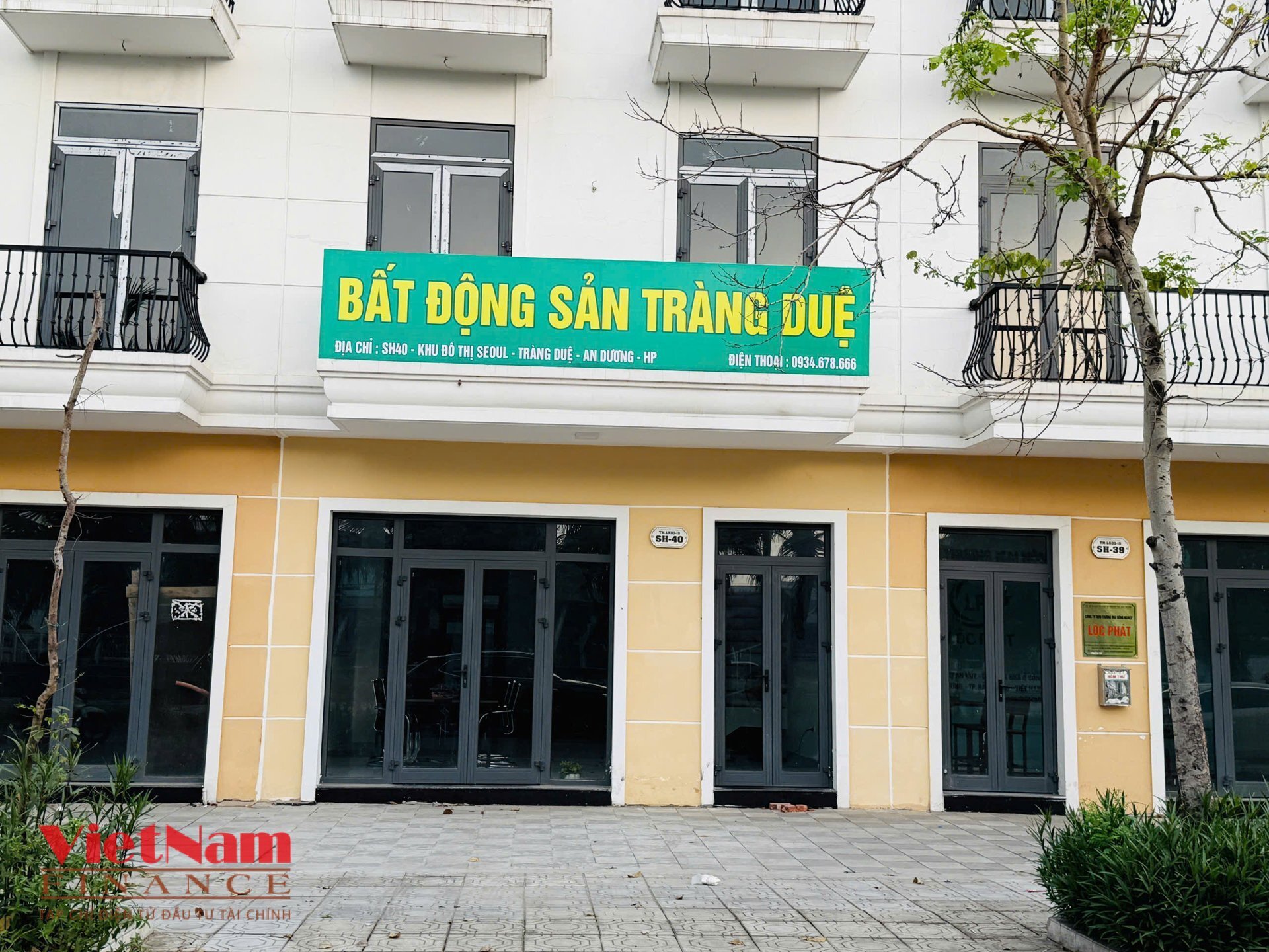 Văn phòng giao dịch BĐS năm trong dự án gần như đóng cửa cả ngày, không thấy người qua lại Văn phòng giao dịch BĐS năm trong dự án gần như đóng cửa cả ngày, không thấy người qua lại