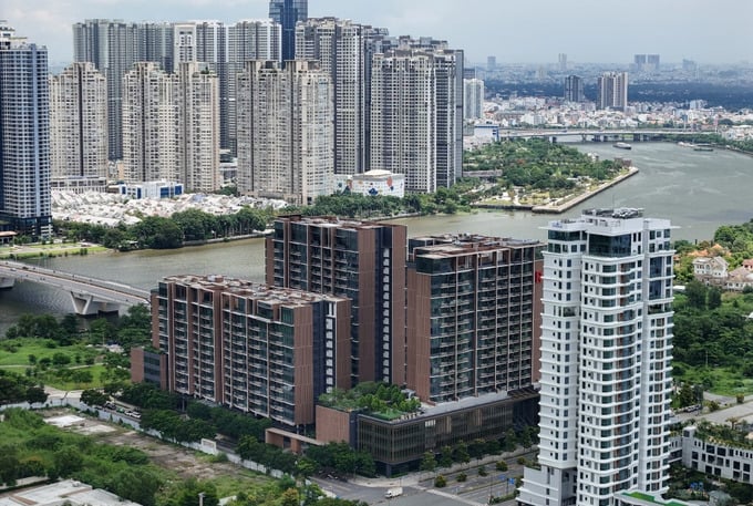 Thị trường bất động sản TP.HCM đang bước vào giai đoạn tái định giá, khi khoảng cách truyền thống giữa căn hộ và nhà liền thổ dần bị xóa nhòa. Ảnh minh họa. Thị trường bất động sản TP.HCM đang bước vào giai đoạn tái định giá, khi khoảng cách truyền thống giữa căn hộ và nhà liền thổ dần bị xóa nhòa. Ảnh minh họa.