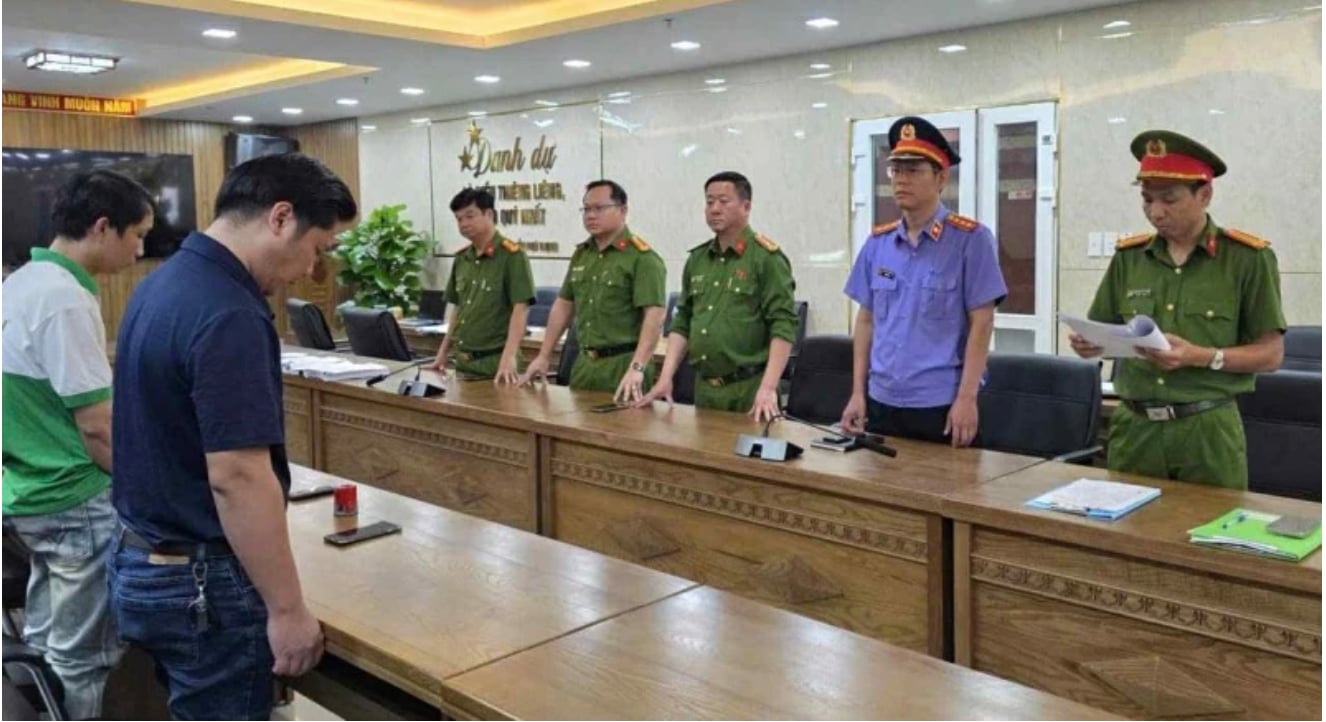 Cơ quan CSĐT tống đạt quyết định khởi tố bị can đối với Nguyên Thanh Trường và Nguyễn Ngọc Châu. Cơ quan CSĐT tống đạt quyết định khởi tố bị can đối với Nguyên Thanh Trường và Nguyễn Ngọc Châu. 